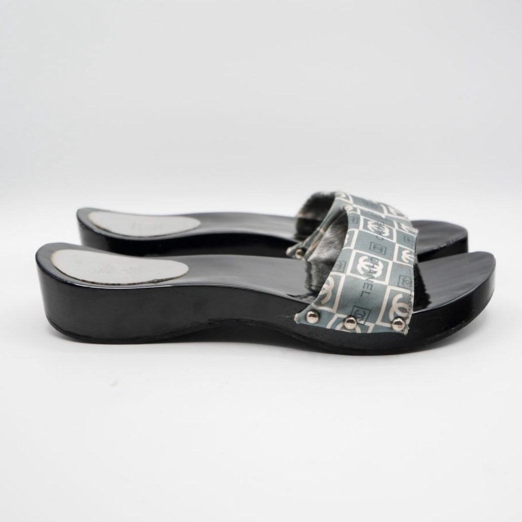 36 Chanel Vintage Grey & White CC Slides