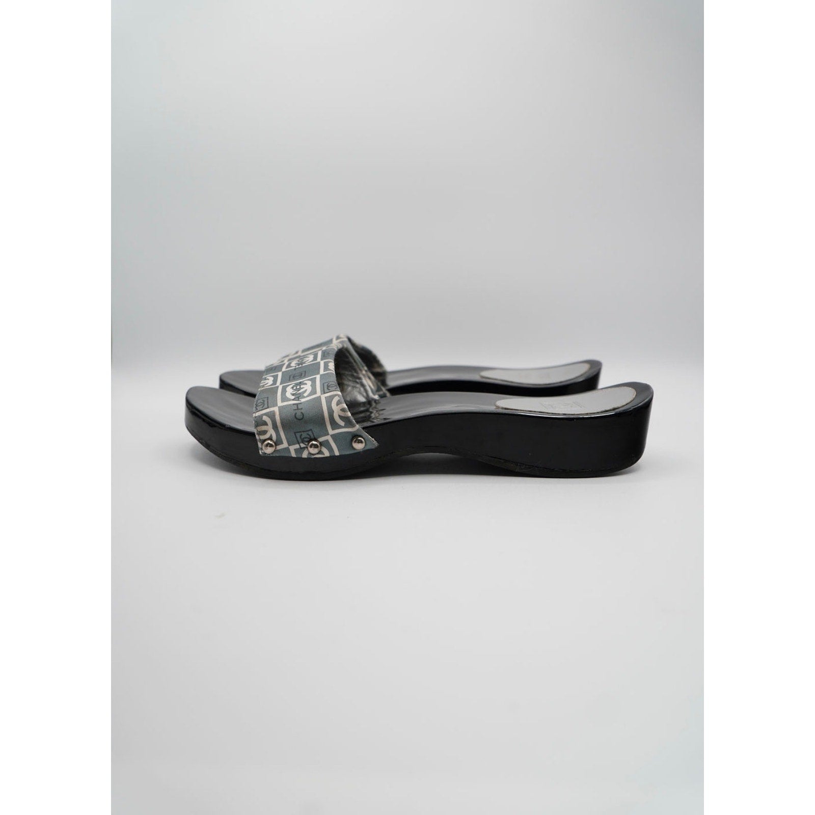 36 Chanel Vintage Grey & White CC Slides